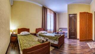 Гостиница Мидас Керчь Двухместный номер с 2 отдельными кроватями и дополнительной кроватью-3